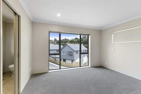 Photo of property in 16 Brindle Way, Newlands, Wellington, 6037