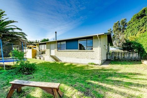 Photo of property in 1 Freyberg Crescent, Waikanae Beach, Waikanae, 5036