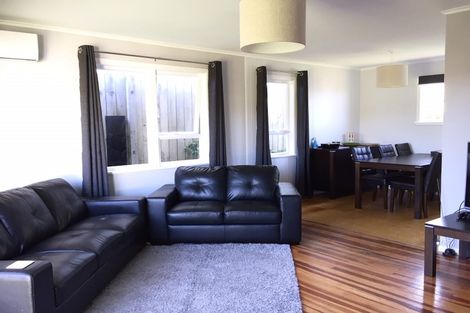 Photo of property in 49 Cotswold Crescent, Newlands, Wellington, 6037