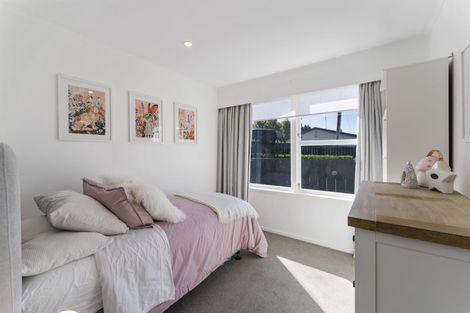 Photo of property in 21 Lowtherhurst Road, Massey, Auckland, 0614