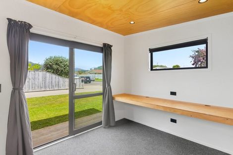 Photo of property in 27 Oriwa Street, Waikanae, 5036