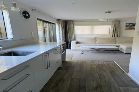 Photo of property in 2/56 Heathcote Road, Castor Bay, Auckland, 0620