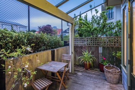 Photo of property in 33 Hobson Crescent, Thorndon, Wellington, 6011