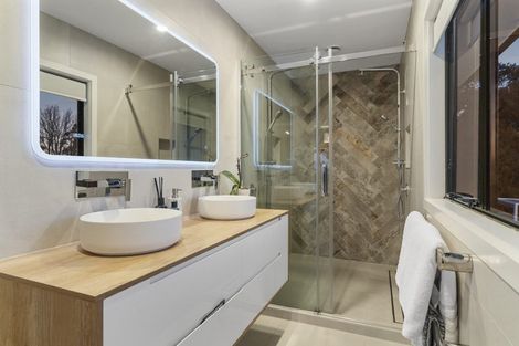 Photo of property in 6 Liston Crescent, Cockle Bay, Auckland, 2014