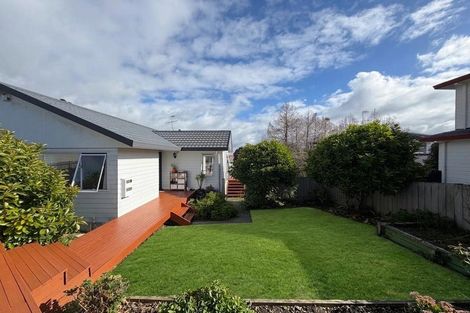 Photo of property in 11 Mira Place, Windsor Park, Auckland, 0632