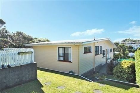Photo of property in 2 Bancroft Terrace, Newlands, Wellington, 6037