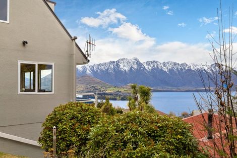 Photo of property in 32 Avalon Crescent, Fernhill, Queenstown, 9300