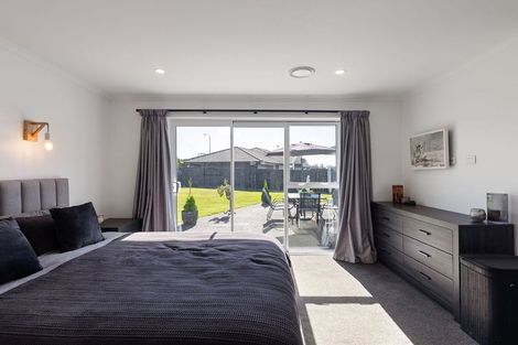 Photo of property in 111 Johnstone Drive, Fitzherbert, Palmerston North, 4410
