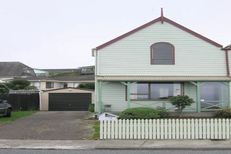 Photo of property in 7a Ladbrooke Drive, Newlands, Wellington, 6037
