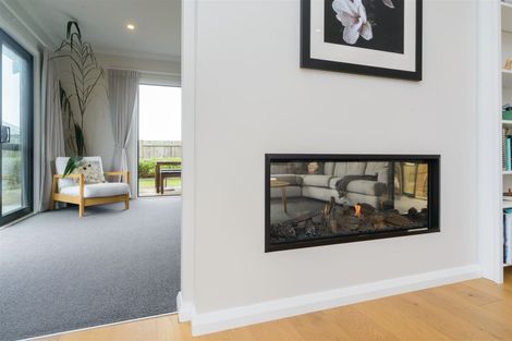 Photo of property in 114 Johnstone Drive, Fitzherbert, Palmerston North, 4410