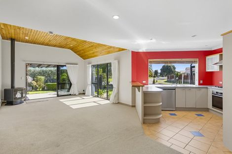 Photo of property in 2 Quadrant Heights, Paraparaumu, 5032