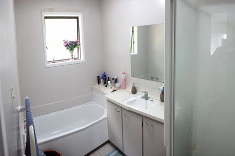Photo of property in 1/4 Tusac Place, Totara Vale, Auckland, 0627