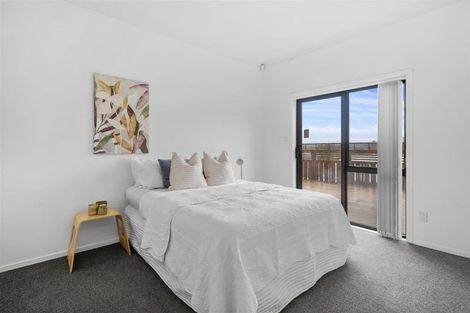 Photo of property in 43a Stewart Drive, Newlands, Wellington, 6037