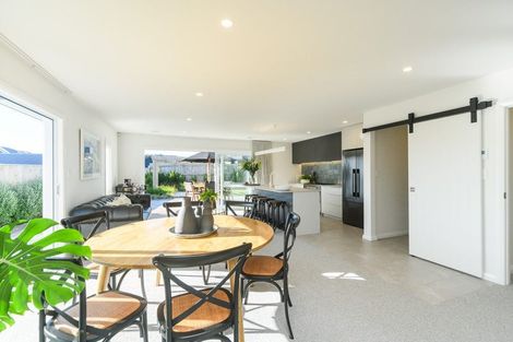 Photo of property in 10 Sardinia Grove, Fitzherbert, Palmerston North, 4410