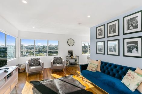 Photo of property in 8 Innes Way, Newlands, Wellington, 6037