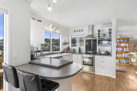 Photo of property in 8 Bennett Grove, Newlands, Wellington, 6037