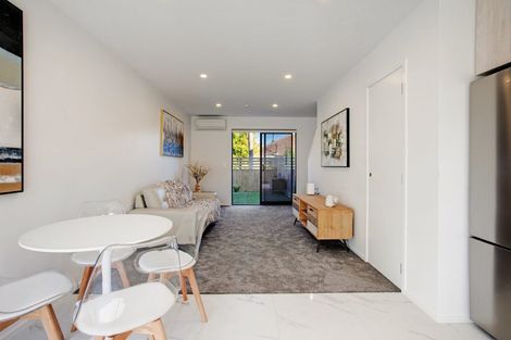Photo of property in 4/23 Awaroa Road, Sunnyvale, Auckland, 0612