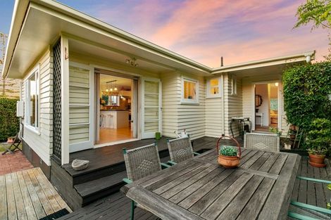 Photo of property in 63 Forrest Hill Road, Milford, Auckland, 0620
