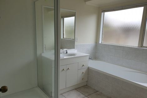 Photo of property in 122 Golfland Drive, Golflands, Auckland, 2013
