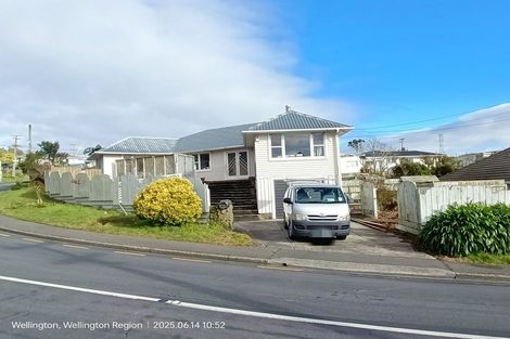 Photo of property in 35 Kenmore Street, Newlands, Wellington, 6037