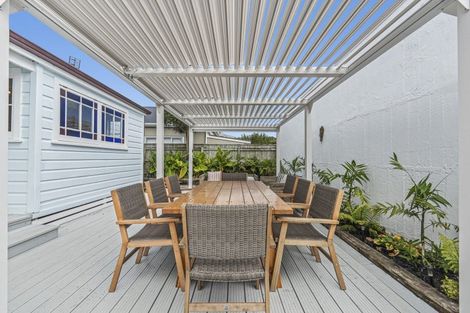 Photo of property in 18 Morley Street, New Plymouth, 4310