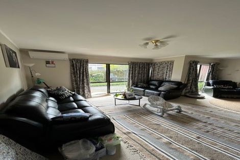 Photo of property in 18 Pinewood Grove, Botany Downs, Auckland, 2010