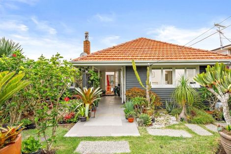 Photo of property in 26 Peter Terrace, Castor Bay, Auckland, 0620