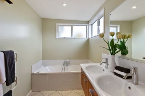 Photo of property in 43 Memorial Avenue, Ilam, Christchurch, 8053