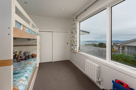 Photo of property in 21 Cheyne Walk, Newlands, Wellington, 6037