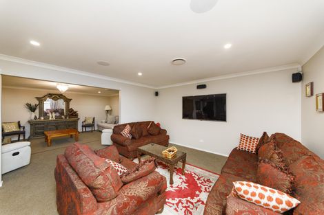 Photo of property in 6 Cyprus Place, Fitzherbert, Palmerston North, 4410