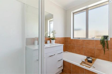 Photo of property in 23 Piriti Place, Weymouth, Auckland, 2103