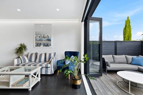 Photo of property in 18b St Michaels Avenue, Point Chevalier, Auckland, 1022
