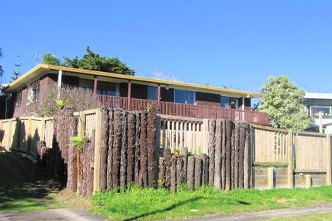 Photo of property in 15 Kingsclere Place, Goodwood Heights, Auckland, 2105