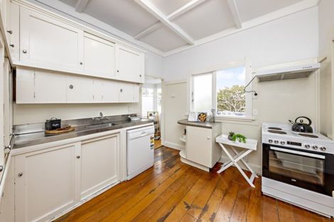 Photo of property in 14 Waiohua Road, Greenlane, Auckland, 1061