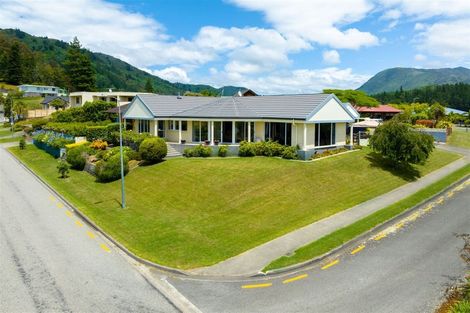 Photo of property in 8 Ranui Street, Waikawa, Picton, 7220