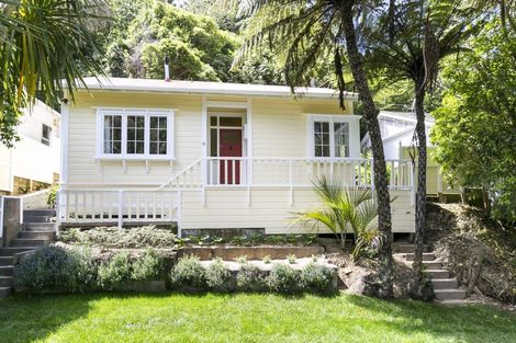 Photo of property in 12 Governor Road, Northland, Wellington, 6012