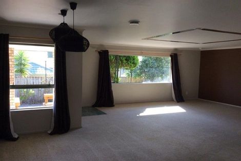 Photo of property in 2 Baltic Place, Goodwood Heights, Auckland, 2105