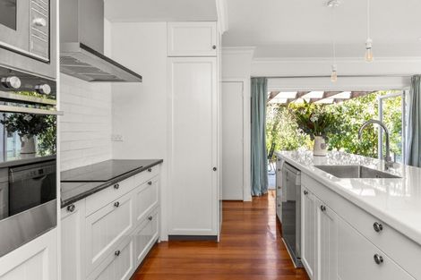 Photo of property in 28 Tauroa Road, Havelock North, 4130