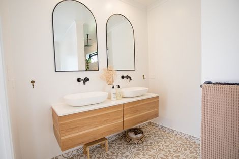 Photo of property in 60 Racecourse Road, Whitianga, 3510