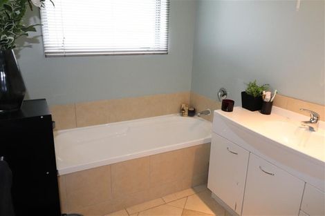 Photo of property in 5 Swain Grove, Riverstone Terraces, Upper Hutt, 5018