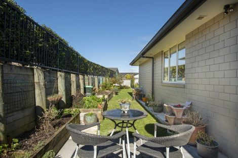 Photo of property in Waterview Estate, 53/4 Greystone Place, Omokoroa, 3114