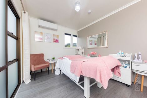 Photo of property in 206 Waitakere Road, Waitakere, Henderson, 0782