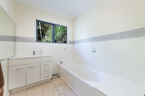 Photo of property in 30 Wood Bay Road, Titirangi, Auckland, 0604