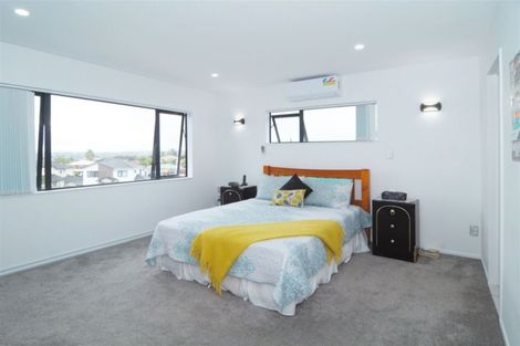 Photo of property in 14 San Casello Rise, Henderson, Auckland, 0612