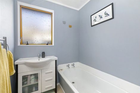 Photo of property in 2/5 Taunton Way, Pinehaven, Upper Hutt, 5019