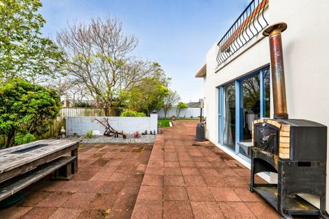 Photo of property in 8 Taylor Place, Merrilands, New Plymouth, 4312