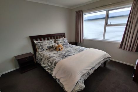 Photo of property in 2/20 Glanmire Road, Newlands, Wellington, 6037