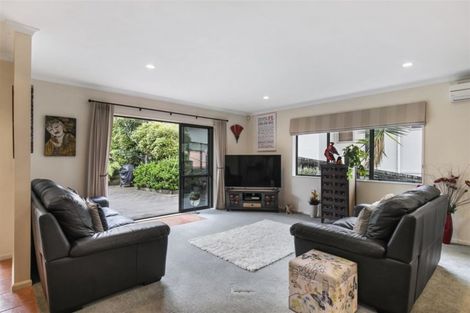 Photo of property in 16 Berkshire Terrace, Massey, Auckland, 0614