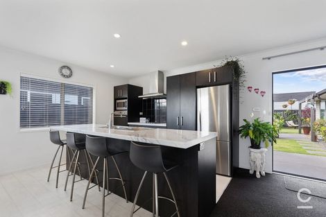 Photo of property in 25 Raiha Street, Papamoa Beach, Papamoa, 3118