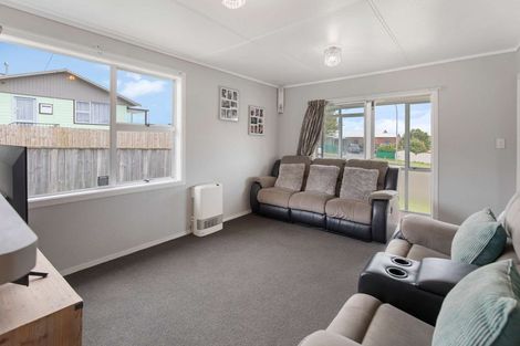 Photo of property in 85 Riversdale Drive, Merrilands, New Plymouth, 4312